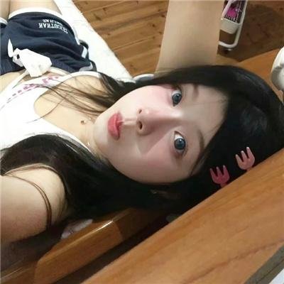院子里的女人